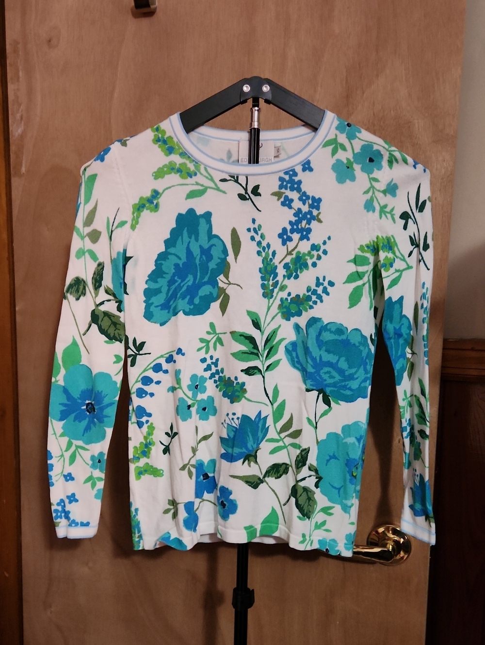Edinburgh Women’s Floral Long-Sleeve Crewneck Top in White and Teal